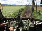 筆者と鉄道ファンの漫画家らが200形に試乗した際の様子