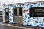 山側の車番は赤に白抜き文字だ