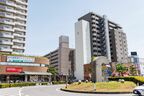 谷塚駅東口には新しいマンションなども建つ