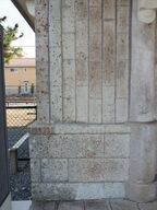腰から上は縦、下は横に大谷石を並べて張っている