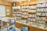撮影中も静かに協力してくれた猫店員（写真撮影：小原聡太）