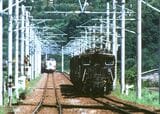 紀勢本線湯浅付近を走る晩年のEF15形。奥に特急「くろしお」381系の姿が見える（撮影：南正時）