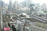 閉館後のシナガワグースから見た高輪ゲートウェイ駅＝2021年10月（記者撮影）