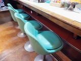 エメラルドグリーンのカウンターチェア（筆者撮影）