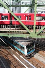 八ツ山橋で京浜東北線と交差する1500形（撮影：南正時）