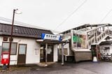 瓦葺きの小さくも立派な駅舎が印象的な東武金崎（かなさき）駅。以前は西方町を代表する駅だった（撮影：鼠入昌史）