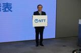 社名変更に伴い、新たなロゴをお披露目した島田社長。NTTデータのロゴで使われている字体を「逆輸入」した（記者撮影）