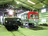 上毛電鉄大胡車庫で電車と顔を並べるデキ3021（撮影：南正時）