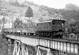 青梅線軍畑の橋梁を渡るED16形牽引の貨物列車（撮影：南正時）