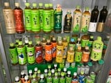 伊藤園の茶系飲料の例。「お～いお茶」のグローバルアンバサダーである大谷翔平選手のラベル（限定販売で現在は販売終了）もあった（筆者撮影）