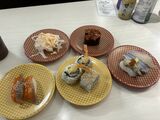 魚べいで注文したメニュー。サイドメニューやフェア商品を含め、計7点で会計は1370円