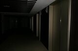 真っ暗な上層階のエレベーターホール（記者撮影）