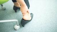 いつも足が痛い人がやりがちな靴のNGな選び方 ｢靴底･中敷き｣からわかる歩き方の悪いクセ