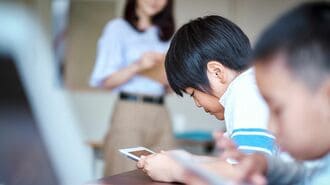 タブレットを使って学ぶ小学生