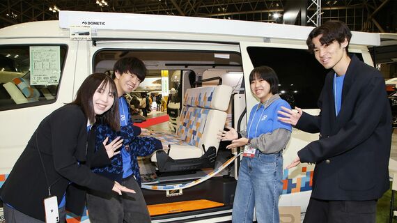 京都精華大学、株式会社キャンピングカーランド、株式会社レクビィによる連携事業「キャンピングカー制作プロジェクト」に参加した4名の学生と、完成した新型キャンピングカー「アコロ」