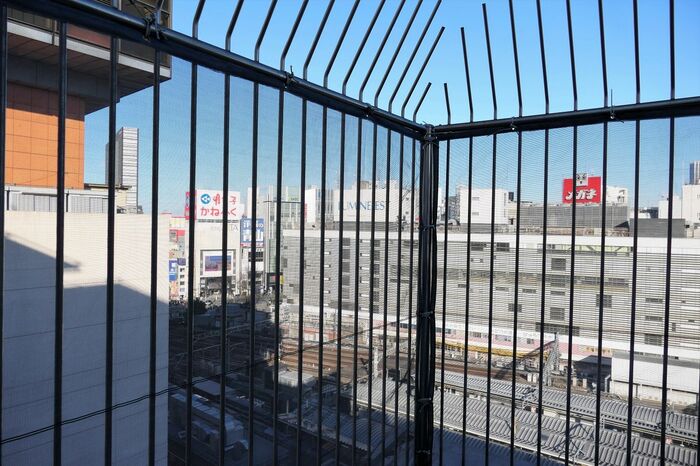 駅の東側とは線路で隔てられている