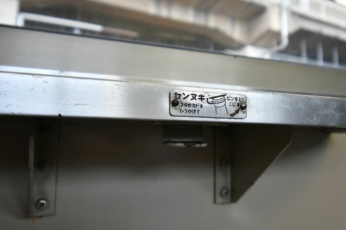 テーブルに設けられた栓抜き。使い込まれた