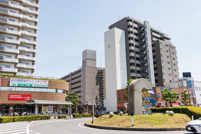 谷塚駅東口には新しいマンションなども建つ