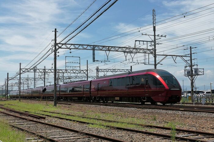 名古屋線を走る80000系「ひのとり」