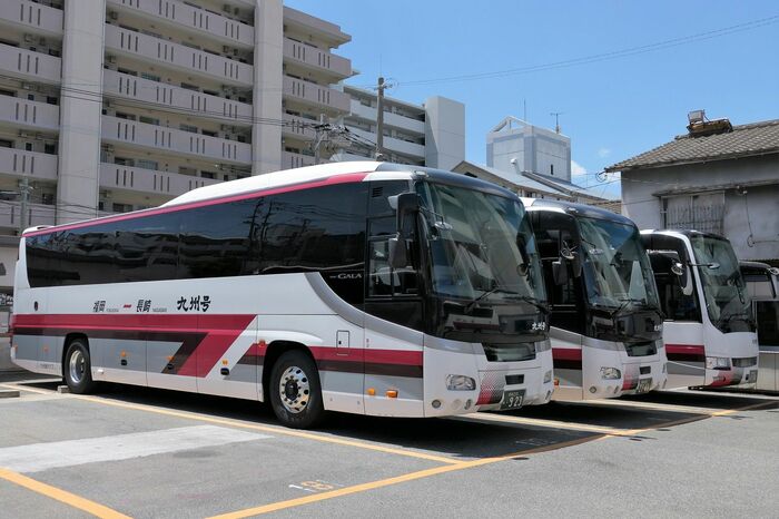車庫に並ぶ「九州号」