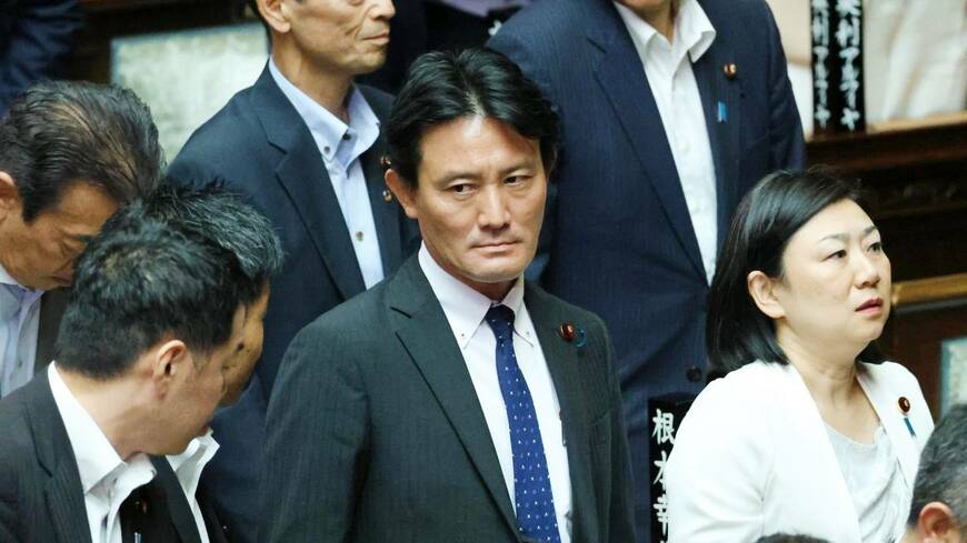 衆院本会議で解任決議案が可決され、厳しい表情を見せる自民党の井林辰憲・前衆院財務金融委員長（写真：時事）