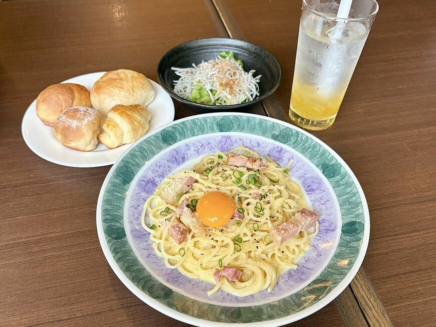 平日ランチ限定の「鎌パスセット」は、本日のサラダ、ドリンク、パスタに加え、＋250円でパン食べ放題が付く（写真：筆者撮影）