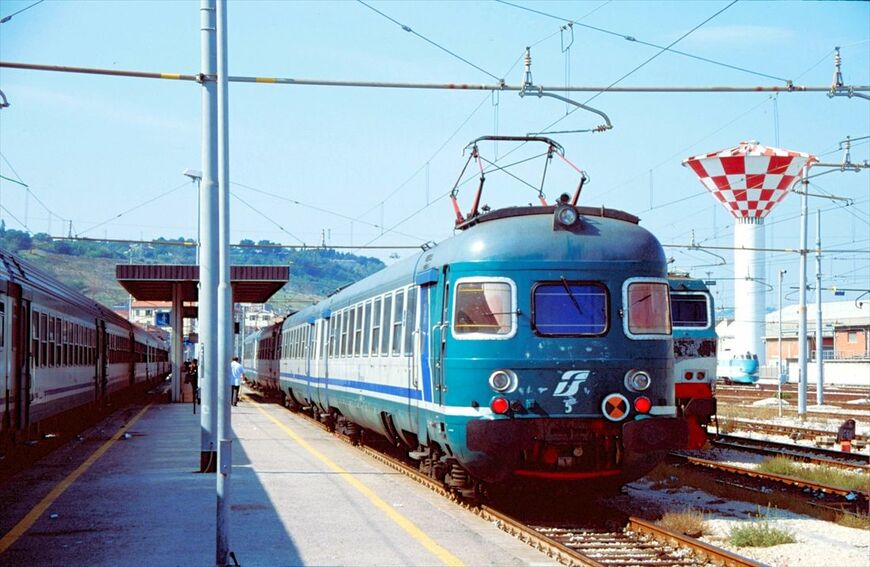 2000年代前半のイタリア鉄道の列車。卵型のAle841形電車＝2005年（撮影：橋爪智之）