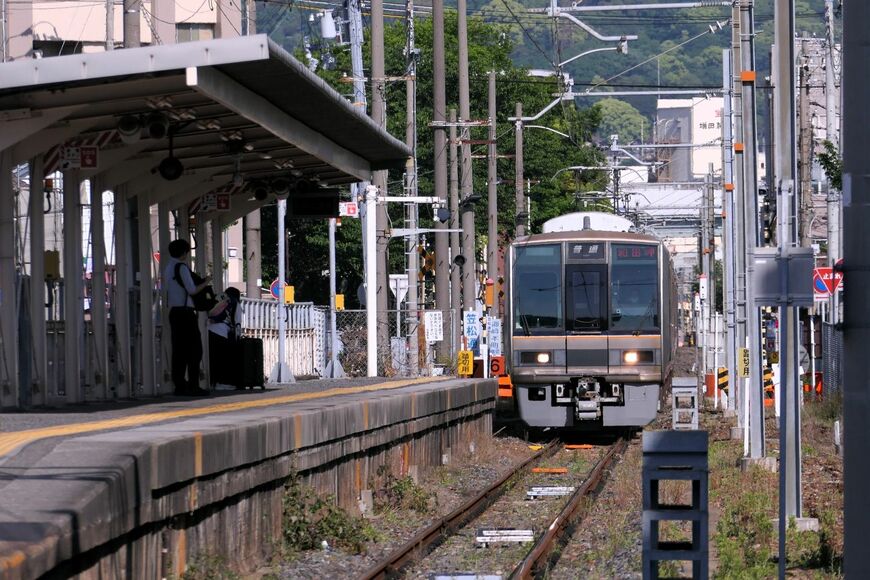 JR和田岬駅に到着する電車（編集部撮影）
