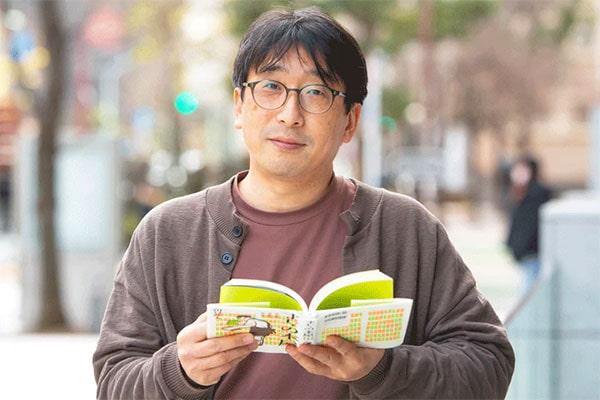 田口幹人（たぐち・みきと）合同会社未来読書研究所 共同代表1973年岩手県生まれ。盛岡市にある「第一書店」勤務を経て、実家の「まりや書店」を継ぐ。7年半の苦闘の末に店を閉じた後、盛岡市の「さわや書店」に入社し、フェザン店統括店長となる。地域の中にいかに本を根づかせるかをテーマに中学校での読書教育や職場体験の中学生の受け入れ、イベントの企画、図書館と書店の協働などを行いつつ、数々の書籍を売り上げ話題となる。2019年に同書店を退社後、合同会社未来読書研究所を設立。2022年にはNPO読書の時間を立ち上げたほか、楽天ブックスネットワーク提供の少部数卸売サービス「Foyer」を手がける。著書に『まちの本屋』（ポプラ社）などがある（写真：本人提供）