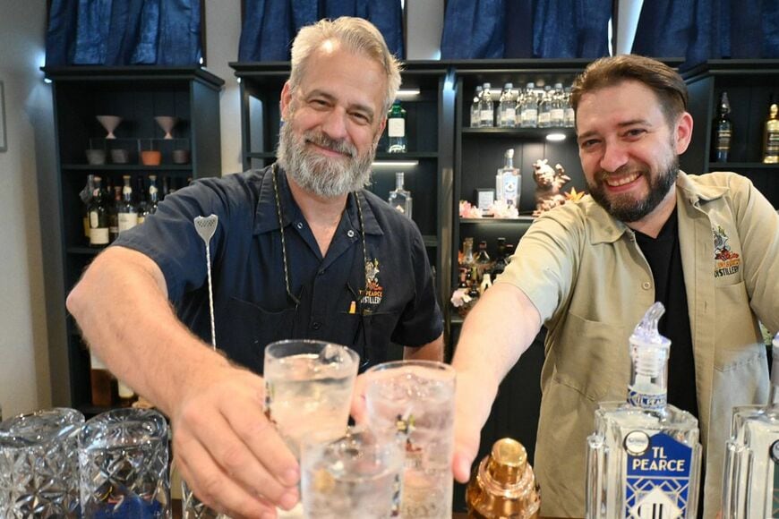 左がマイケル・ピアスさん、右がロバート・ストックウェルさん
