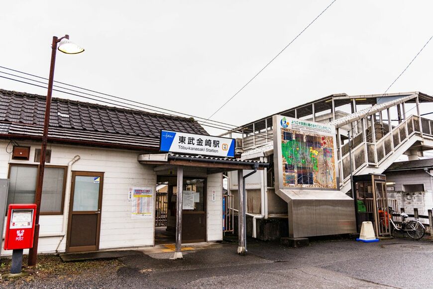瓦葺きの小さくも立派な駅舎が印象的な東武金崎（かなさき）駅。以前は西方町を代表する駅だった（撮影：鼠入昌史）