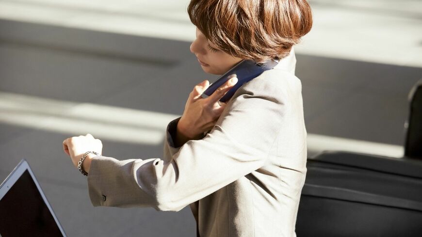 子どものスマホの使用時間を気にする親はいますが、自分の使用時間については気にしない人が多いようです（写真：Fast&Slow／PIXTA）