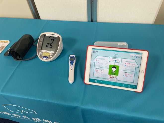 芙蓉ホームが導入する健康管理システムで使用される機器（筆者撮影）
