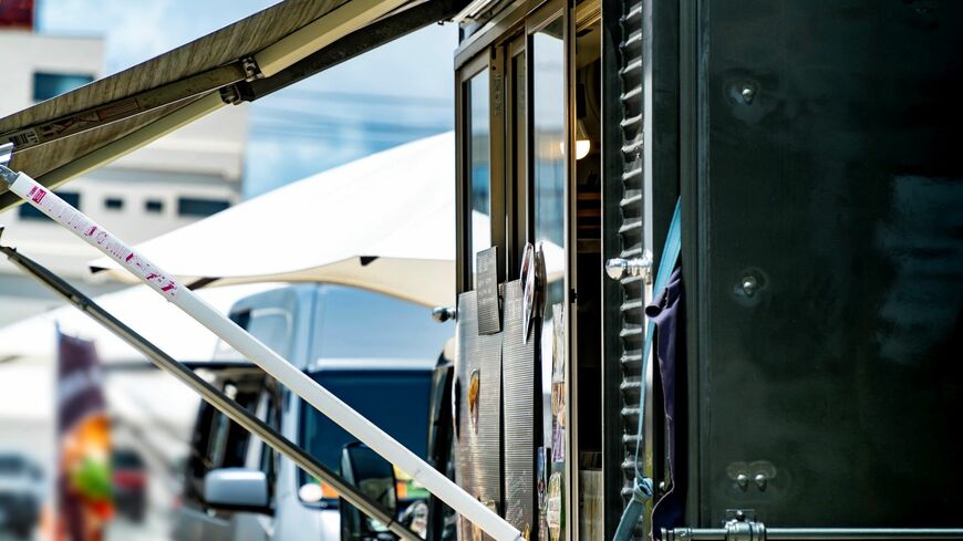 参入増のキッチンカー。コロナ禍での現状は？（写真：msks／PIXTA）