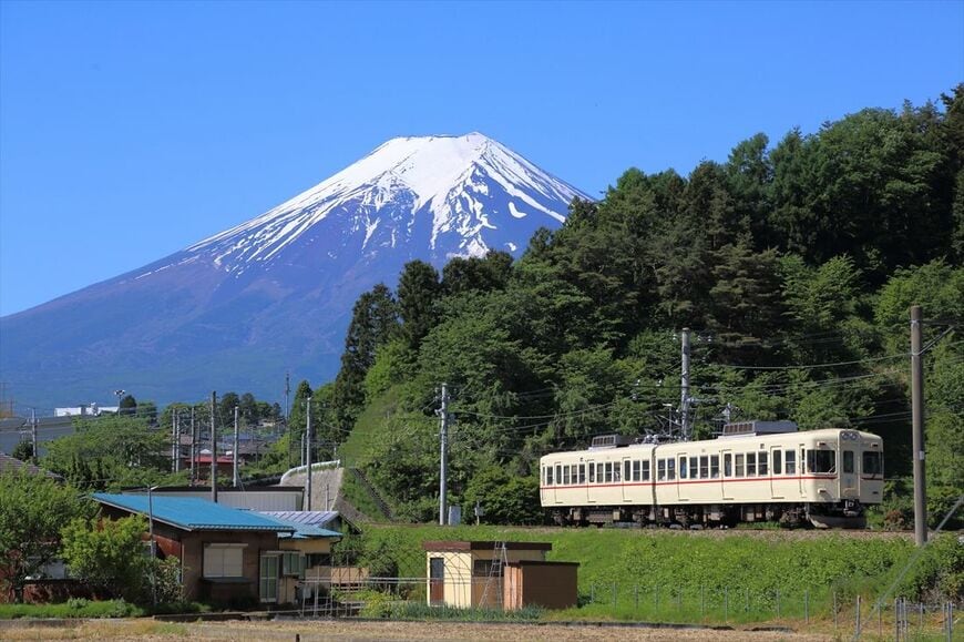 富士急行（富士山麓電鉄）に譲渡された5000系。京王リバイバルカラーの編成もあった（撮影：南正時）