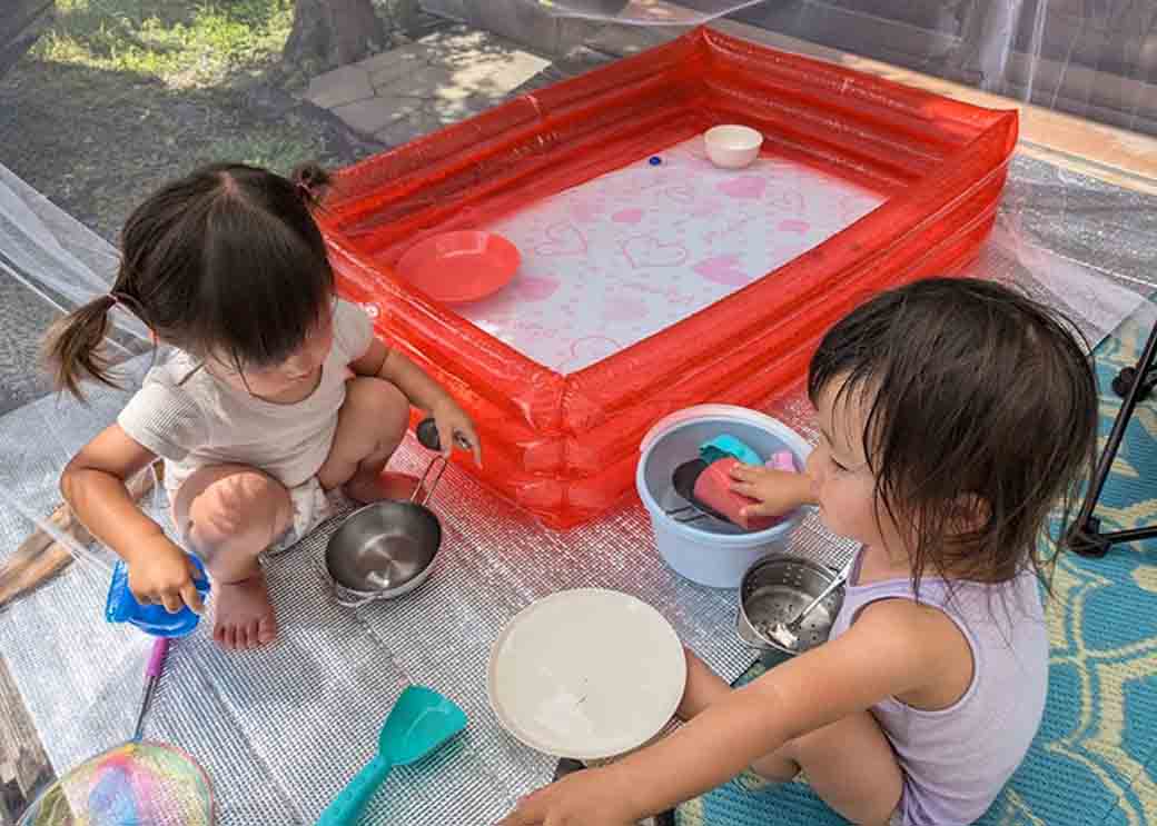 広い縁側と庭は、夏の水遊びも冬の雪遊びも思いのまま。「地区の祭りやイベントに参加するのも楽しみ。キャンプ用品もそろえたので地元キャンプにも挑戦します」（画像提供／松本さん）