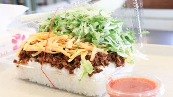 沖縄庶民派グルメの王様的存在「タコライス」発祥の名店チェーン「キングタコス」をご紹介します（筆者撮影）