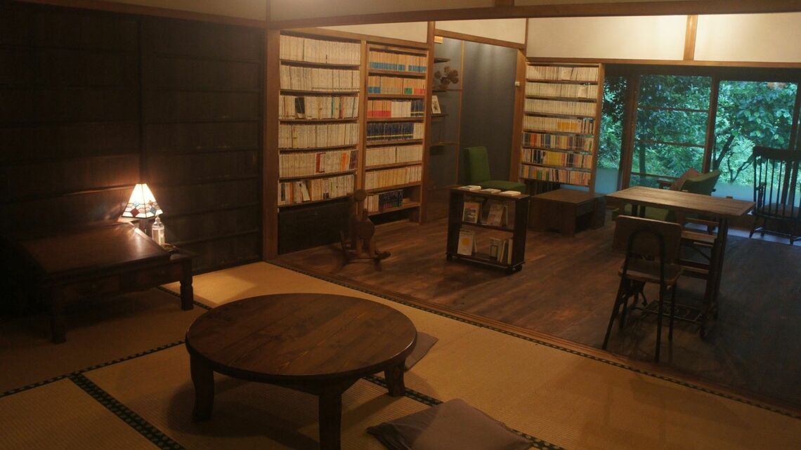 奈良県東吉野村にある「人文系私設図書館ルチャ・リブロ」。ちゃぶ台も置かれている（写真：青木海青子）