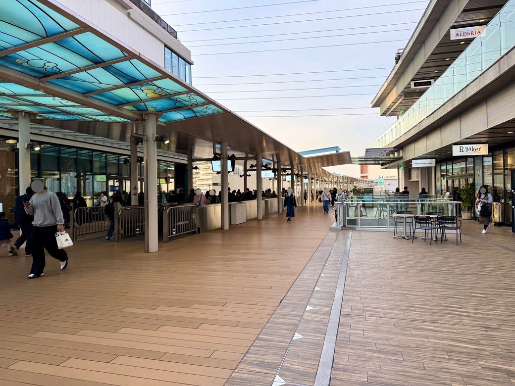 左「ビナガーデンズ パーチ」、右「ビナガーデンズ テラス」、奥「ららぽーと海老名」