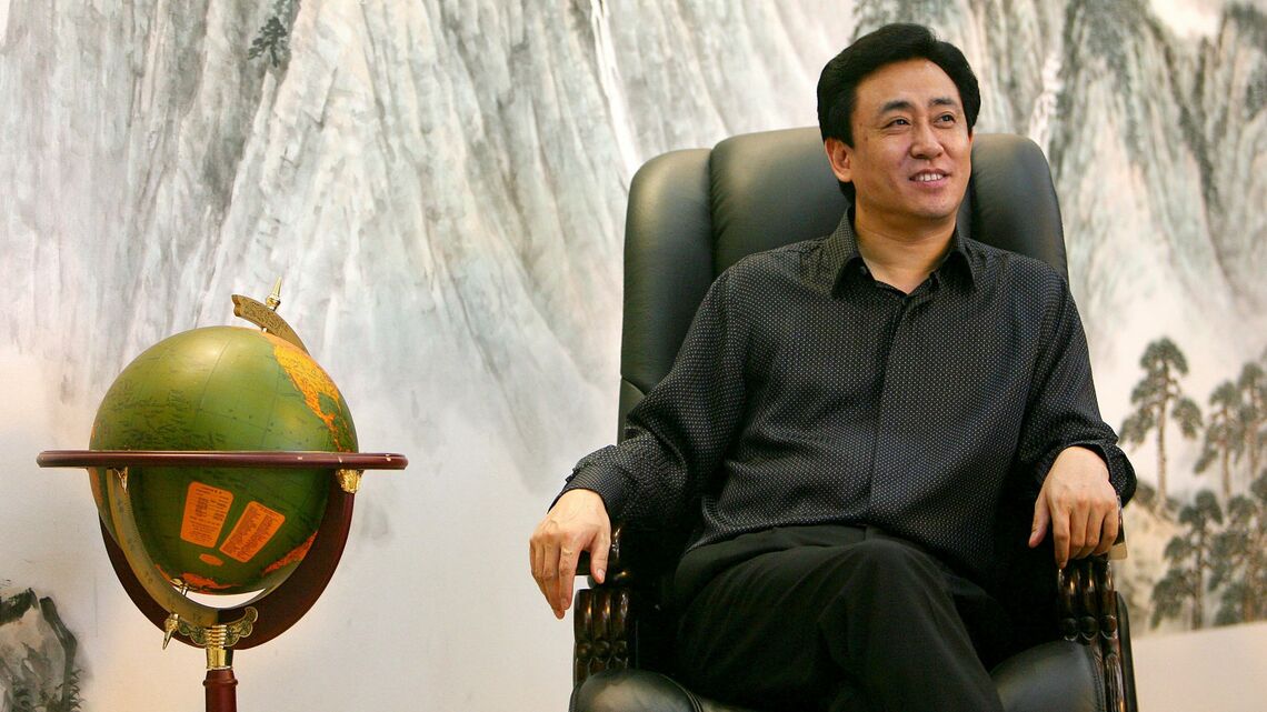 許家印は次第に他人の話を聞かない「恒大帝国の皇帝」になっていった。写真は2008年、恒大の上場直前に広州本社で複数の投資家のインタビューを受けた際のもの（写真：ZUMA Press/アフロ）