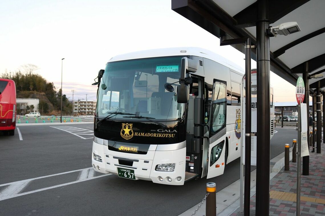 富岡駅に停車するJR常磐線代行バス（筆者撮影）