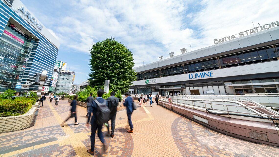 多数の商業施設と直結し、常に多くの人手ににぎわう大宮駅西口のペデストリアンデッキ（写真：K@zuTa／PIXTA）