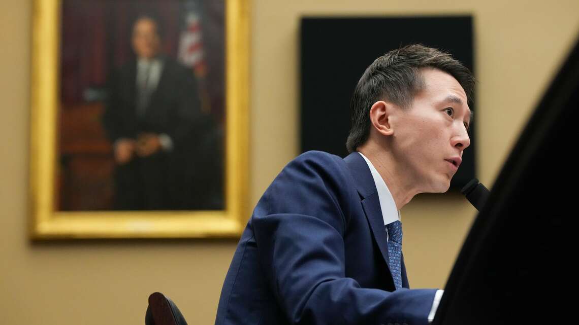 アメリカ下院エネルギー・商業委員会で証言をするティックトックの周受資CEO(写真:Haiyun Jiang/The New York Times)