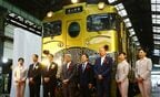 列車の前に勢ぞろいした関係者とスタッフ