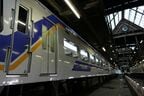 車体色はシルバーメタリックに青とオレンジの帯。