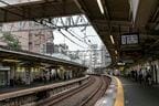 大山駅は大きくカーブしたホームが特徴だ