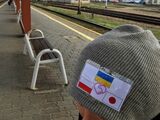 プシェミシル駅には日本人男性ボランティアの姿も。ウクライナとポーランドの国旗、そして日の丸を描いたプレートを帽子に付けていた（筆者撮影）