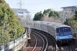 横浜市営地下鉄ブルーラインのあざみ野行き電車。同線は地上を走る部分も多いが延伸区間は地下の予定だ（記者撮影）