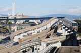 本線と彩都線が分岐する万博記念公園駅。軌道桁が複雑な形を描く（撮影：伊原薫）