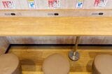 カウンター全席にコンセント付き。コンセントご自由にお使いくださいと書かれたステッカーも貼ってある（写真：筆者撮影）